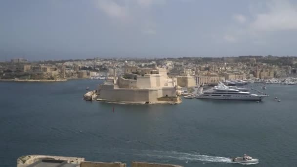 VALLETTA - MALTA, April, 2018: View of the Mediterranean Sea, Saint Angelo and the island of Malta from the coast of Valletta. — Stock Video