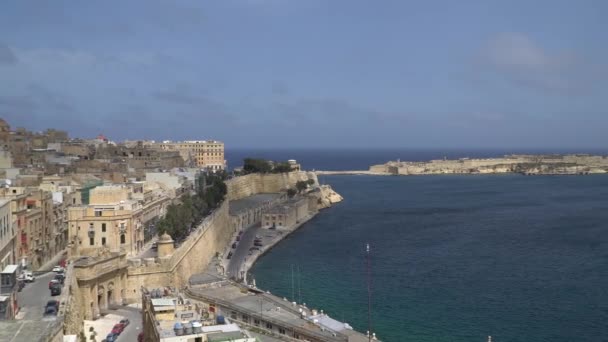 VALLETTA - MALTA, abril de 2018: Vista del mar Mediterráneo, San Angelo y la isla de Malta desde la costa de La Valeta . — Vídeos de Stock