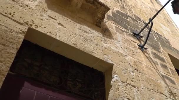 Wandelen langs de middeleeuwse straten van de oude Mdina, Malta. — Stockvideo