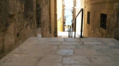 Valletta - Malta, Nisan, 2018: Akdeniz, Valletta ve Malta Adası üzerinden su taksi görünümünü.