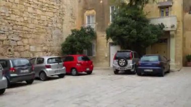 Valletta - Malta, Nisan, 2018: Akdeniz, Valletta ve Malta Adası üzerinden su taksi görünümünü.