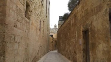 Valletta - Malta, Nisan, 2018: Akdeniz, Valletta ve Malta Adası üzerinden su taksi görünümünü.