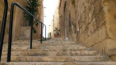 Valletta - Malta, Nisan, 2018: Akdeniz, Valletta ve Malta Adası üzerinden su taksi görünümünü.