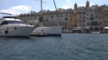 Valletta - Malta, Nisan, 2018: Akdeniz, Valletta ve Malta Adası üzerinden su taksi görünümünü.