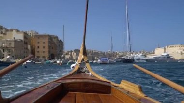 Valletta - Malta, Nisan, 2018: Akdeniz, Valletta ve Malta Adası üzerinden su taksi görünümünü.