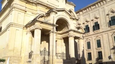 Valletta - Malta, Nisan, 2018: Akdeniz, Valletta ve Malta Adası üzerinden su taksi görünümünü.