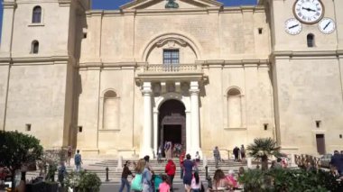 Valletta - Malta, Nisan, 2018: Akdeniz, Valletta ve Malta Adası üzerinden su taksi görünümünü.