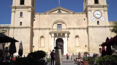 Valletta - Malta, Nisan, 2018: Akdeniz, Valletta ve Malta Adası üzerinden su taksi görünümünü.