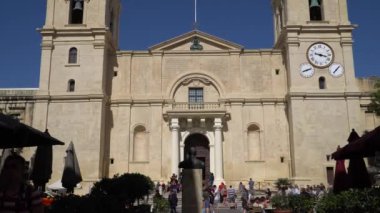 Valletta - Malta, Nisan, 2018: Akdeniz, Valletta ve Malta Adası üzerinden su taksi görünümünü.