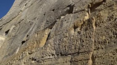 Valletta - Malta, Nisan, 2018: Akdeniz, Valletta ve Malta Adası üzerinden su taksi görünümünü.