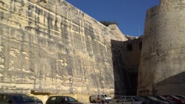 Valletta - Malta, Nisan, 2018: Akdeniz, Valletta ve Malta Adası üzerinden su taksi görünümünü.