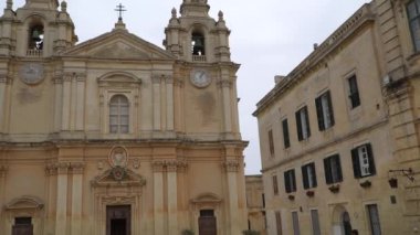 Valletta - Malta, Nisan, 2018: Akdeniz, Valletta ve Malta Adası üzerinden su taksi görünümünü.