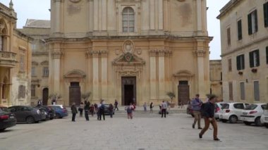 Valletta - Malta, Nisan, 2018: Akdeniz, Valletta ve Malta Adası üzerinden su taksi görünümünü.