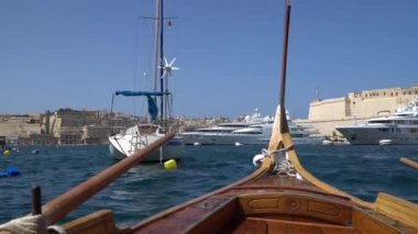 Valletta - Malta, Nisan, 2018: Akdeniz, Valletta ve Malta Adası üzerinden su taksi görünümünü.