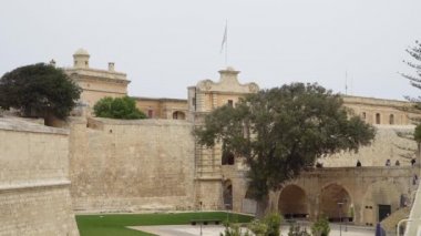 Mdina - Malta, Nisan, 2018: Antik duvarlar ve Mdina tahkimatı. Mdina Malta'da popüler turistik yer.