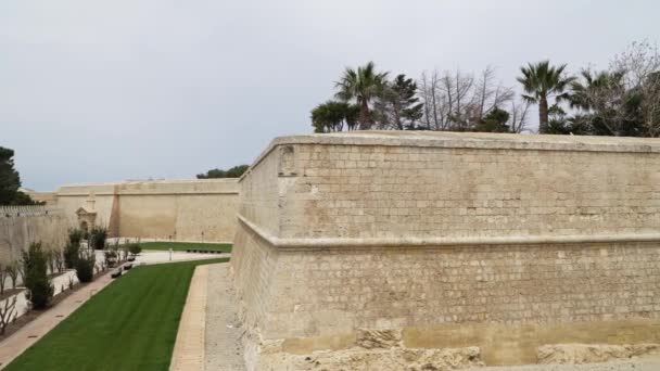 Mdina Malta April 2018 Alte Mauern Und Befestigungsanlagen Von Mdina — Stockvideo