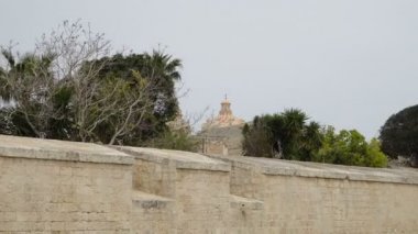 Mdina - Malta, Nisan, 2018: Antik duvarlar ve Mdina tahkimatı. Mdina Malta'da popüler turistik yer.
