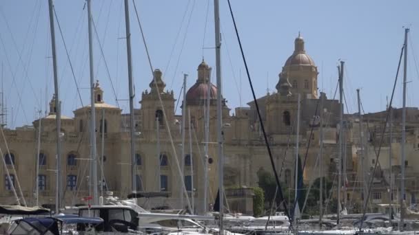 Valletta Malta April 2018 Boote Den Liegeplätzen Von Birgu Malta — Stockvideo
