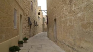 Eski Mdina, Malta ortaçağ sokaklarında yürüyüş.