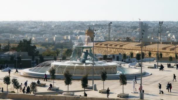 Turistas Caminhando Longo Praça Triton Valletta Malta — Vídeo de Stock