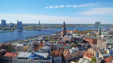 Zaman atlamalı panorama görünüm tower of Saint Peter's Kilisesi, Letonya Riga'da.
