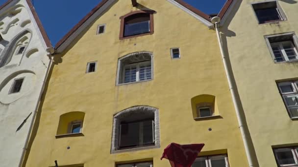 Caminhando Pelas Ruas Cidade Velha Tallinn Estônia Edifícios Antigos Chamados — Vídeo de Stock