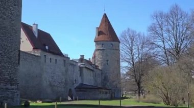 Tallinn, Estonia.Tallinn antik kale duvarları üzerinde Harju İlçesi Finlandiya Körfezi kıyısında ülkenin kuzey kıyısında yer almaktadır. Tallinn'ın eski şehir Avrupa'nın en iyi korunmuş Ortaçağ şehirlerinden biri olduğunu.