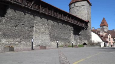 Tallinn, Estonia.Tallinn antik kale duvarları üzerinde Harju İlçesi Finlandiya Körfezi kıyısında ülkenin kuzey kıyısında yer almaktadır. Tallinn'ın eski şehir Avrupa'nın en iyi korunmuş Ortaçağ şehirlerinden biri olduğunu.