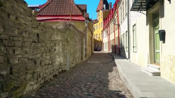 Wandelen Door Straten Oude Stad Van Tallinn Estland — Stockvideo
