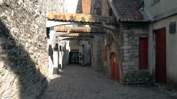 Caminando Por Las Calles Del Casco Antiguo Tallin Estonia — Vídeos de Stock