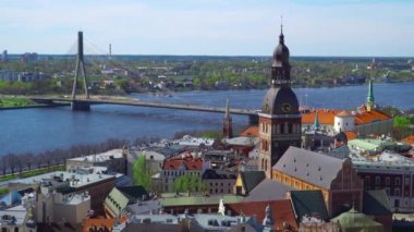 Riga manzarası, Letonya. Riga hava görünümünü. Tower of Saint Peter's Kilisesi, Letonya Riga'da Panorama görünüm.