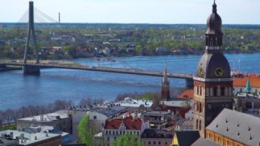 Riga manzarası, Letonya. Riga hava görünümünü. Tower of Saint Peter's Kilisesi, Letonya Riga'da Panorama görünüm.