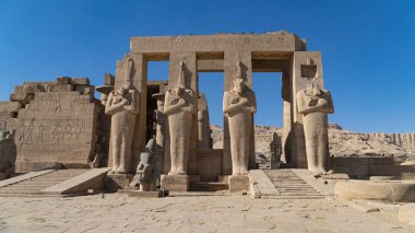 Ramesseum, Firavun 2. Ramses Ramses ve Ramses 'in anıt tapınağı ya da morg tapınağıdır. Yukarı Mısır 'daki Theban mezarlığında, modern Lüksör şehrinden Nil Nehri' nin karşısında yer alır. Mısır.