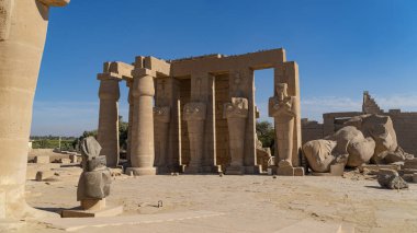 Ramesseum, Firavun 2. Ramses Ramses ve Ramses 'in anıt tapınağı ya da morg tapınağıdır. Yukarı Mısır 'daki Theban mezarlığında, modern Lüksör şehrinden Nil Nehri' nin karşısında yer alır. Mısır.