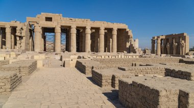 Ramesseum, Firavun 2. Ramses Ramses ve Ramses 'in anıt tapınağı ya da morg tapınağıdır. Yukarı Mısır 'daki Theban mezarlığında, modern Lüksör şehrinden Nil Nehri' nin karşısında yer alır. Mısır.
