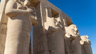 Ramesseum, Firavun 2. Ramses Ramses ve Ramses 'in anıt tapınağı ya da morg tapınağıdır. Yukarı Mısır 'daki Theban mezarlığında, modern Lüksör şehrinden Nil Nehri' nin karşısında yer alır. Mısır.