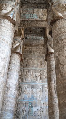 Dendera tapınak veya tapınak Hathor. Mısır. Dendera da Denderah, yazıldığından, bir küçük kasaba ve yaklaşık 5 kilometre güneyinde Qena, nehrin karşı tarafta Nil Batı kıyısında yer alan Mısır'daki eski piskoposluk olduğunu. Bulunduğu yaklaşık olduğunu