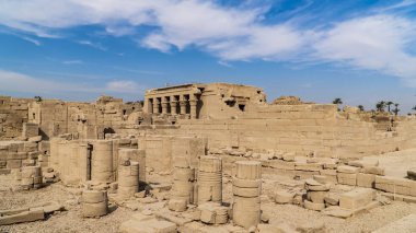 Dendera tapınak veya tapınak Hathor. Mısır. Dendera da Denderah, yazıldığından, bir küçük kasaba ve yaklaşık 5 kilometre güneyinde Qena, nehrin karşı tarafta Nil Batı kıyısında yer alan Mısır'daki eski piskoposluk olduğunu. Bulunduğu yaklaşık olduğunu