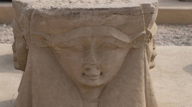 Dendera tapınak veya tapınak Hathor. Mısır. Dendera da Denderah, yazıldığından, bir küçük kasaba ve yaklaşık 5 kilometre güneyinde Qena, nehrin karşı tarafta Nil Batı kıyısında yer alan Mısır'daki eski piskoposluk olduğunu. Bulunduğu yaklaşık olduğunu