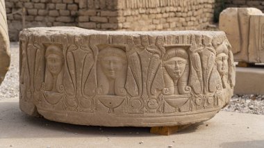 Dendera tapınak veya tapınak Hathor. Mısır. Dendera da Denderah, yazıldığından, bir küçük kasaba ve yaklaşık 5 kilometre güneyinde Qena, nehrin karşı tarafta Nil Batı kıyısında yer alan Mısır'daki eski piskoposluk olduğunu. Bulunduğu yaklaşık olduğunu
