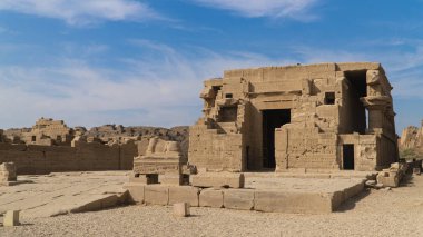 Dendera tapınak veya tapınak Hathor. Mısır. Dendera da Denderah, yazıldığından, bir küçük kasaba ve yaklaşık 5 kilometre güneyinde Qena, nehrin karşı tarafta Nil Batı kıyısında yer alan Mısır'daki eski piskoposluk olduğunu. Bulunduğu yaklaşık olduğunu