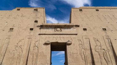 Edfu, Nil Nehri 'nin batı kıyısında Esna ve Aswan arasında yer alan bir Mısır şehridir. Edfu, Horus 'un Batlamyus Tapınağı ve antik bir yerleşim yeridir. Tüm tapınaklar E 'de kaldı.