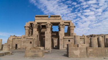 Kom Ombo Tapınağı. Kom Ombo, Mısır 'da Kom Ombo Tapınağı ile ünlü bir tarım kasabasıdır. Altın Şehir anlamına gelen Nubt adında bir Mısır şehriydi. Nubt ayrıca Nubet ya da Nubyt olarak da bilinir.-