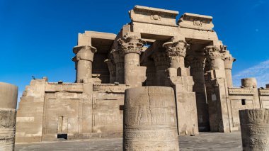 Kom Ombo Tapınağı. Kom Ombo, Mısır 'da Kom Ombo Tapınağı ile ünlü bir tarım kasabasıdır. Altın Şehir anlamına gelen Nubt adında bir Mısır şehriydi. Nubt ayrıca Nubet ya da Nubyt olarak da bilinir.-