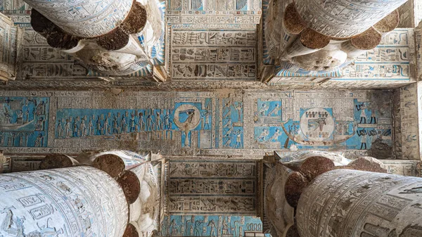 Dendera tapınak veya tapınak Hathor. Mısır. Dendera da Denderah, yazıldığından, bir küçük kasaba ve yaklaşık 5 kilometre güneyinde Qena, nehrin karşı tarafta Nil Batı kıyısında yer alan Mısır'daki eski piskoposluk olduğunu. Bulunduğu yaklaşık olduğunu