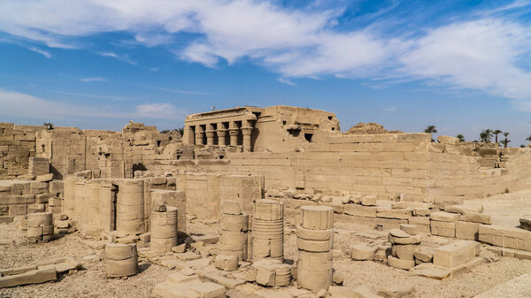 Храм Дендеры или Храм Хатора. В Египет. Дендера, также пишется как Дендера, это небольшой город и бывшая епархия в Египте, расположенная на западном берегу Нила, примерно в 5 километрах к югу от Кены, на противоположном берегу реки. Он расположен примерно
