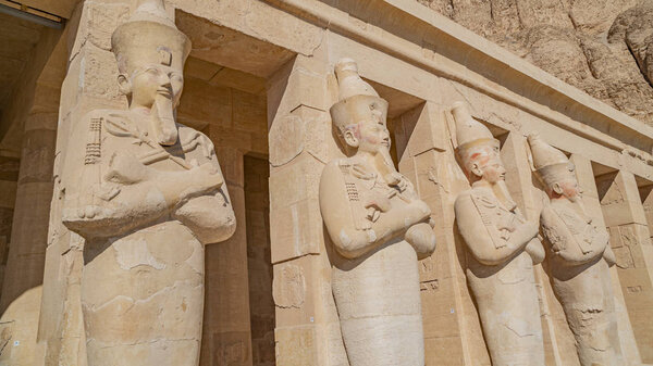 Луксор, Египет: Морг Хатшепсут Храм, также известный как Джезер-Джесеру, является морг храм Древнего Египта, расположенный в Верхнем Египте
