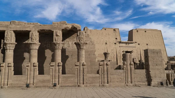 エドフはまた アイドゥ語を話し ベヘデとして古代に知られているエスナとアスワンの間のナイル川西岸に位置するエジプトの都市です エドフにはプトレマイオス朝のホルス神殿と古代の集落がある すべての寺院のうち Eに残っている — ストック写真