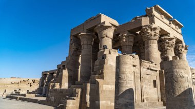 Kom Ombo Tapınağı. Kom Ombo, Mısır 'da Kom Ombo Tapınağı ile ünlü bir tarım kasabasıdır. Altın Şehir anlamına gelen Nubt adında bir Mısır şehriydi. Nubt ayrıca Nubet ya da Nubyt olarak da bilinir.-