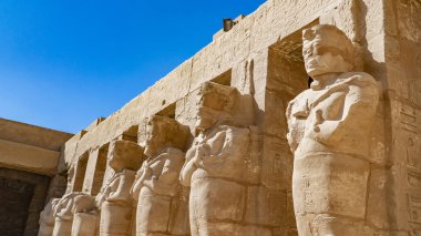 Luksor, Mısır'daki Karnak Tapınağı. Karnak Tapınağı Karnak Arapça Khurnak anlamı müstahkem köy, bilinen karmaşık, çürümüş tapınaklar, Şapel, dikmesi ve diğer binalar Mısır'daki büyük bir karışımı oluşur. İkinci en çok ziyaret edilen 